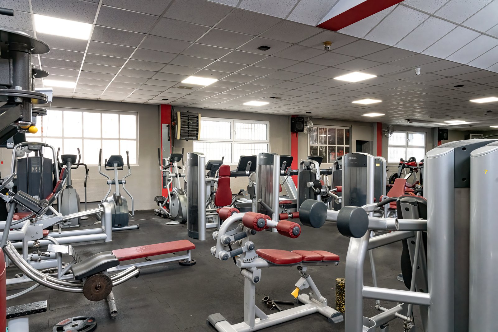 Wolne ciężary w CROSSCORE Fight Gym